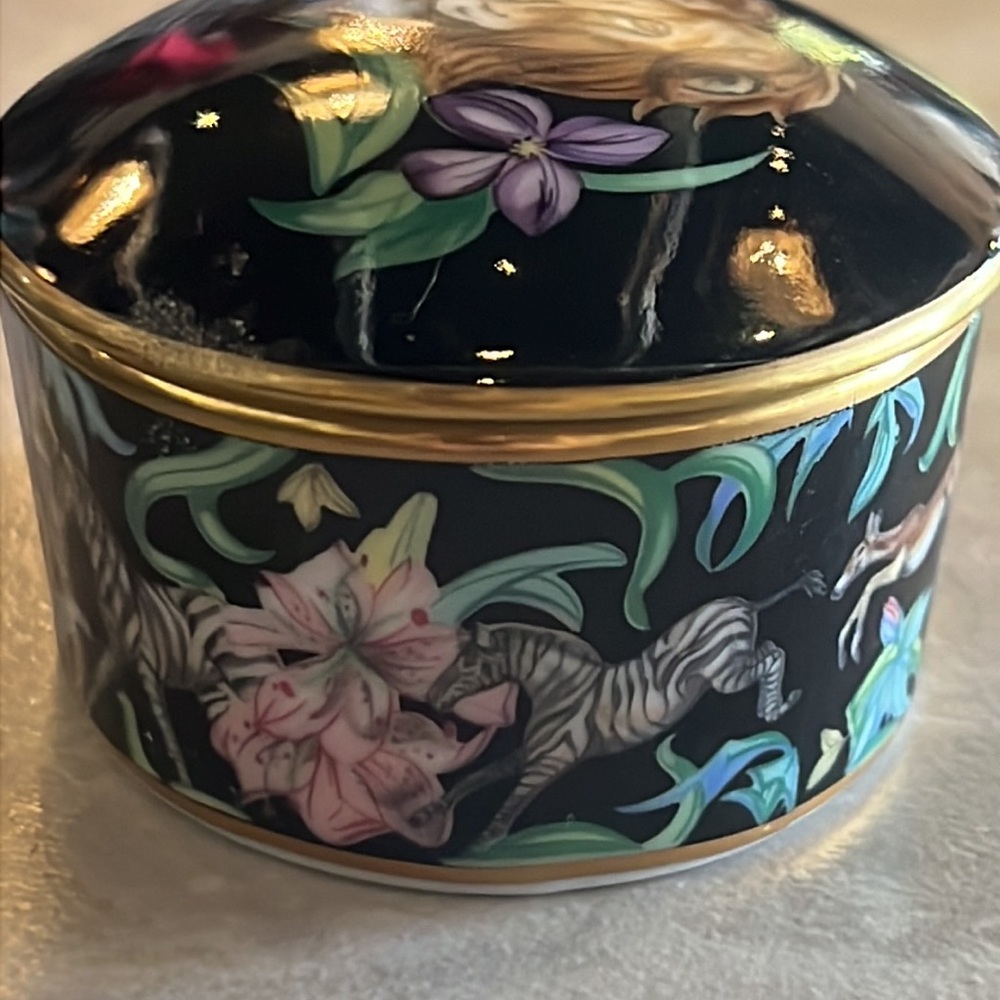 𝐑𝐀𝐑𝐄 𝐅𝐑𝐀𝐍𝐂𝐈𝐒𝐂𝐀𝐍 𝐌𝐄𝐍𝐀𝐆𝐄𝐑𝐈𝐄 𝐙𝐎𝐎 𝐓𝐑𝐈𝐍𝐊𝐄𝐓 𝐁𝐎𝐗 - Picture 7 of 17